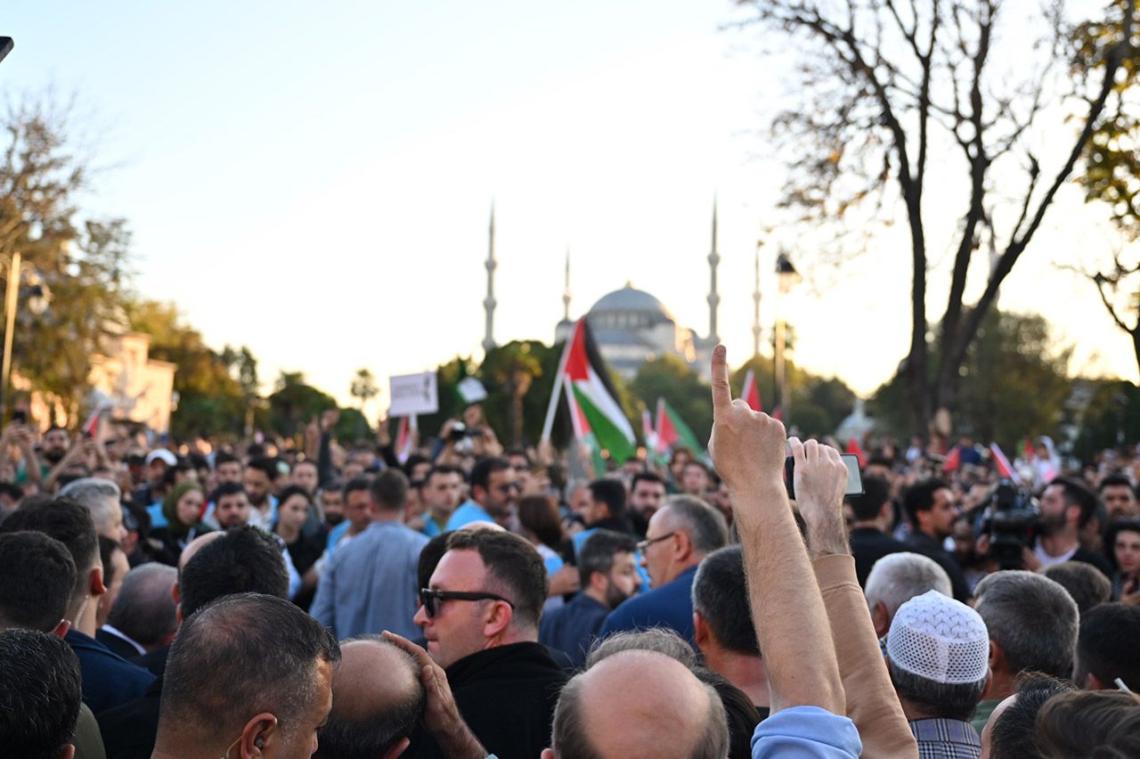 İstanbul’da Filistin’e destek yürüyüşü! Binlerce kişi Beyazıt Meydanı’nda toplandı! Selçuk Bayraktar en önde katıldı 1