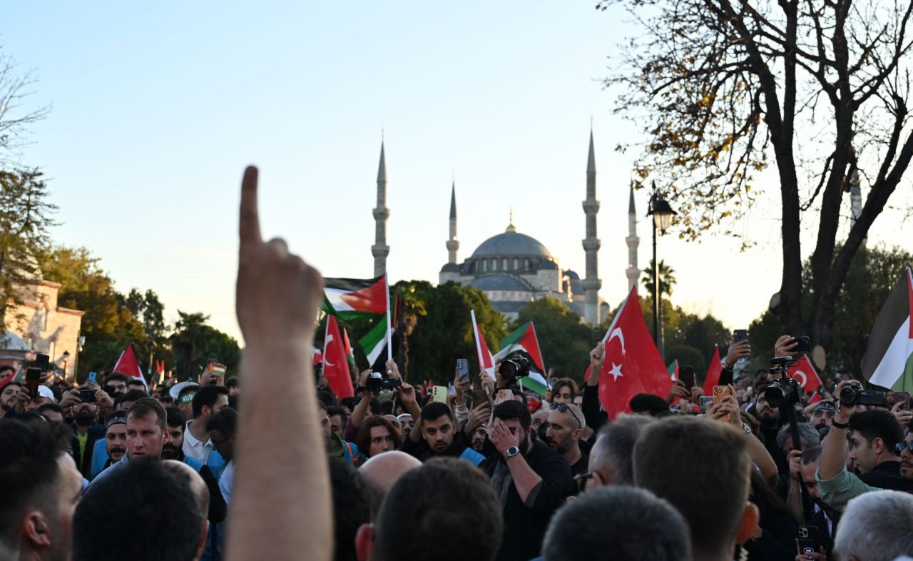 İstanbul’da Filistin’e destek yürüyüşü! Binlerce kişi Beyazıt Meydanı’nda toplandı! Selçuk Bayraktar en önde katıldı 4
