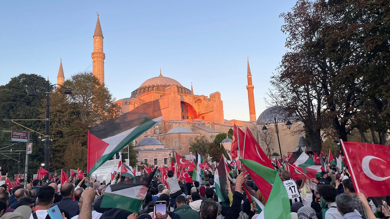 İstanbul’da Filistin’e destek yürüyüşü! Binlerce kişi Beyazıt Meydanı’nda toplandı! Selçuk Bayraktar en önde katıldı 6
