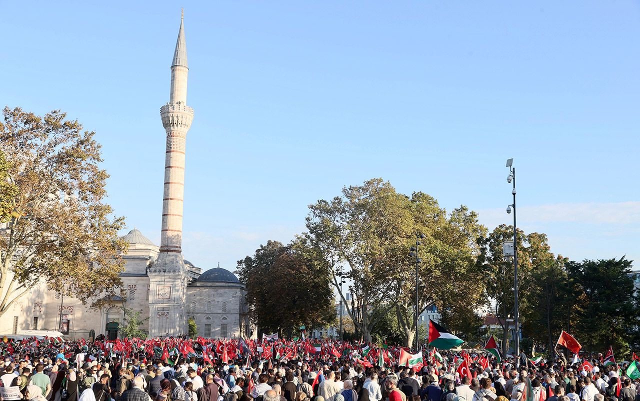 İstanbul’da Filistin’e destek yürüyüşü! Binlerce kişi Beyazıt Meydanı’nda toplandı! Selçuk Bayraktar en önde katıldı 7