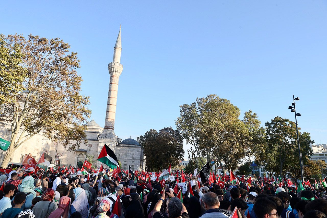 İstanbul’da Filistin’e destek yürüyüşü! Binlerce kişi Beyazıt Meydanı’nda toplandı! Selçuk Bayraktar en önde katıldı 8
