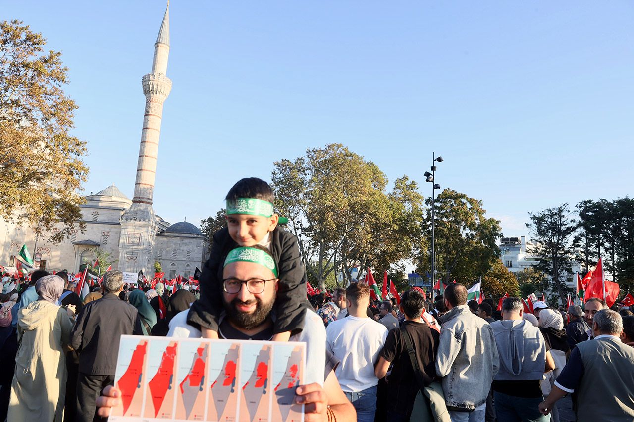 İstanbul’da Filistin’e destek yürüyüşü! Binlerce kişi Beyazıt Meydanı’nda toplandı! Selçuk Bayraktar en önde katıldı 9