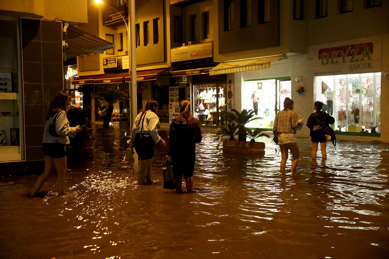 Fethiye'de sağanak yağış su birikintilerine neden oldu 1
