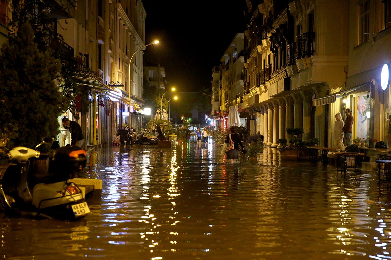 Fethiye'de sağanak yağış su birikintilerine neden oldu 4