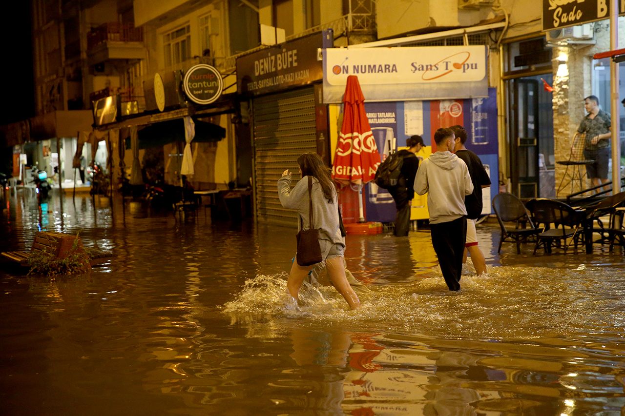 Fethiye'de sağanak yağış su birikintilerine neden oldu 5