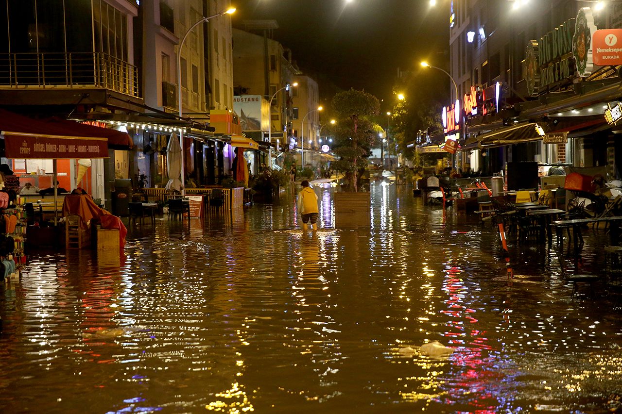Fethiye'de sağanak yağış su birikintilerine neden oldu 6