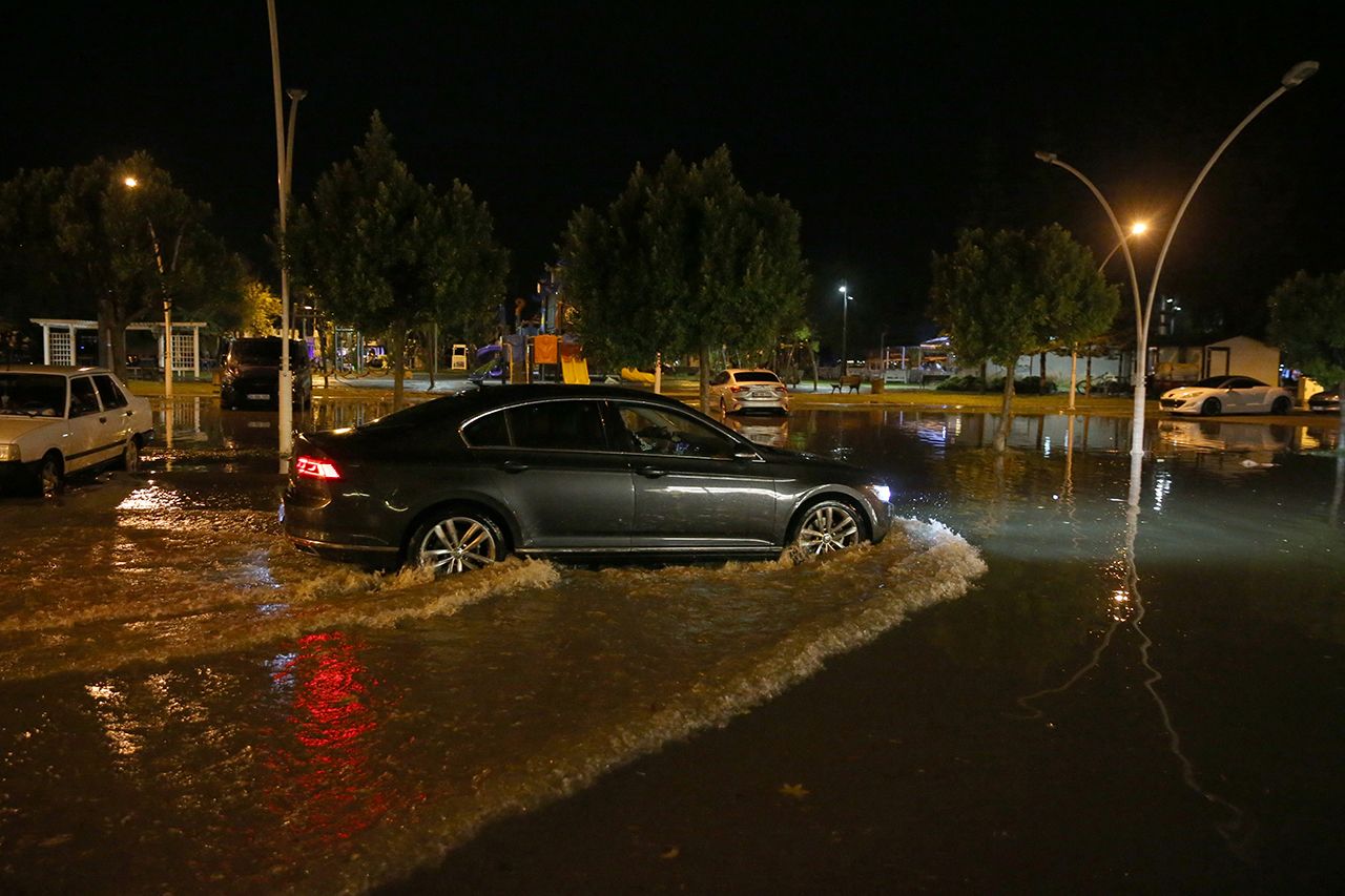 Fethiye'de sağanak yağış su birikintilerine neden oldu 7