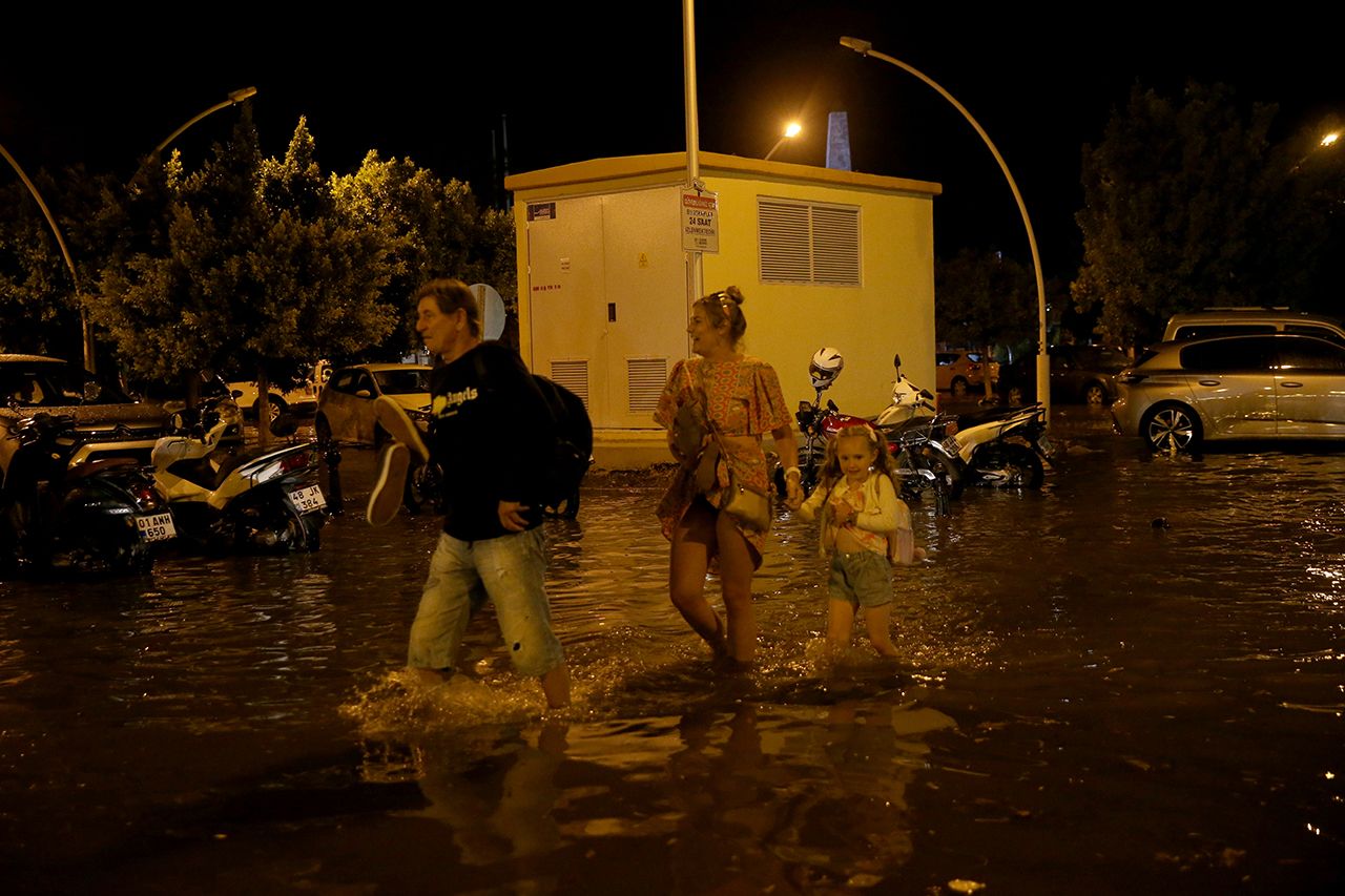 Fethiye'de sağanak yağış su birikintilerine neden oldu 8