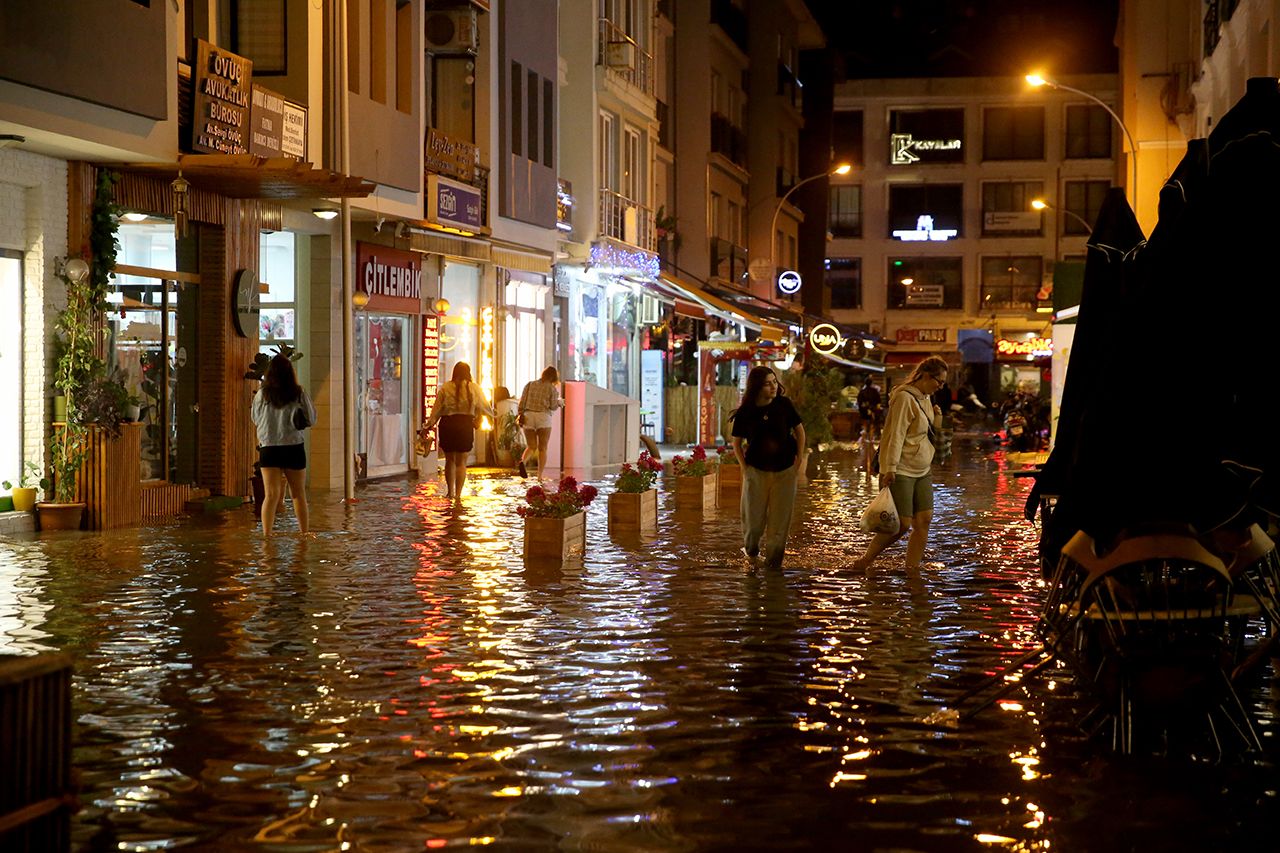 Fethiye'de sağanak yağış su birikintilerine neden oldu 9