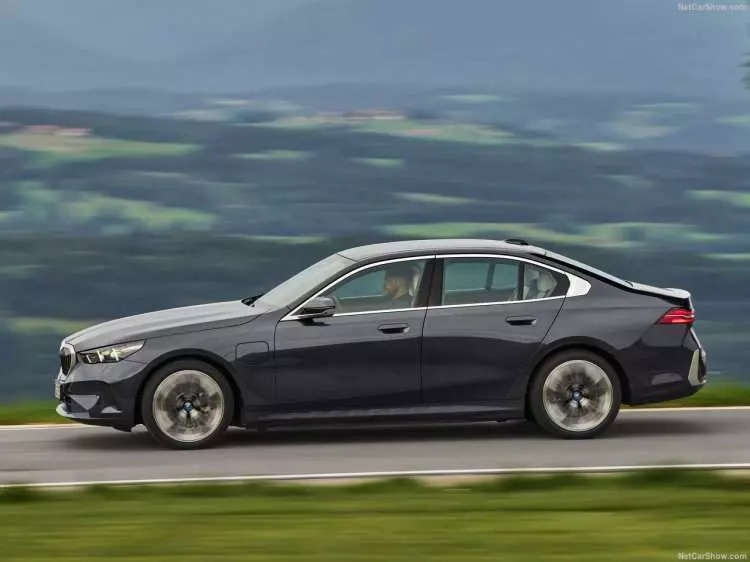BMW 5 serisi, yepyeni haliyle satışa sunuldu! İşte Türkiye fiyatı... 25