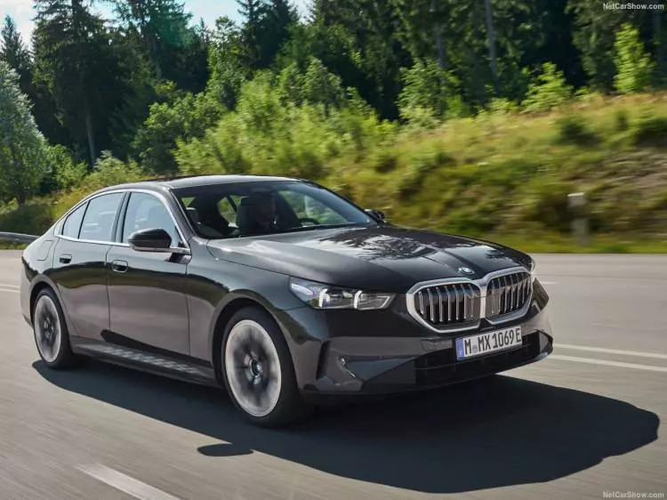 BMW 5 serisi, yepyeni haliyle satışa sunuldu! İşte Türkiye fiyatı... 27