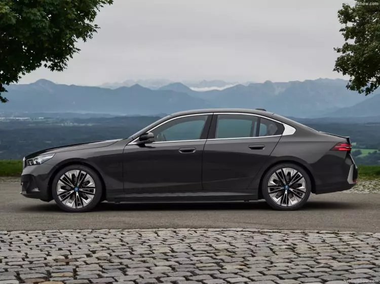 BMW 5 serisi, yepyeni haliyle satışa sunuldu! İşte Türkiye fiyatı... 28