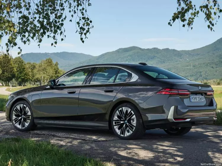 BMW 5 serisi, yepyeni haliyle satışa sunuldu! İşte Türkiye fiyatı... 29