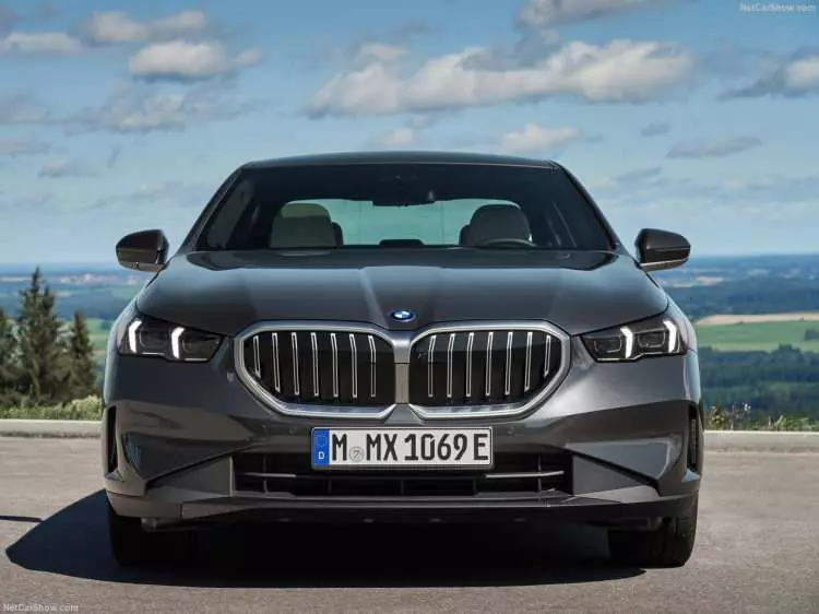 BMW 5 serisi, yepyeni haliyle satışa sunuldu! İşte Türkiye fiyatı... 30