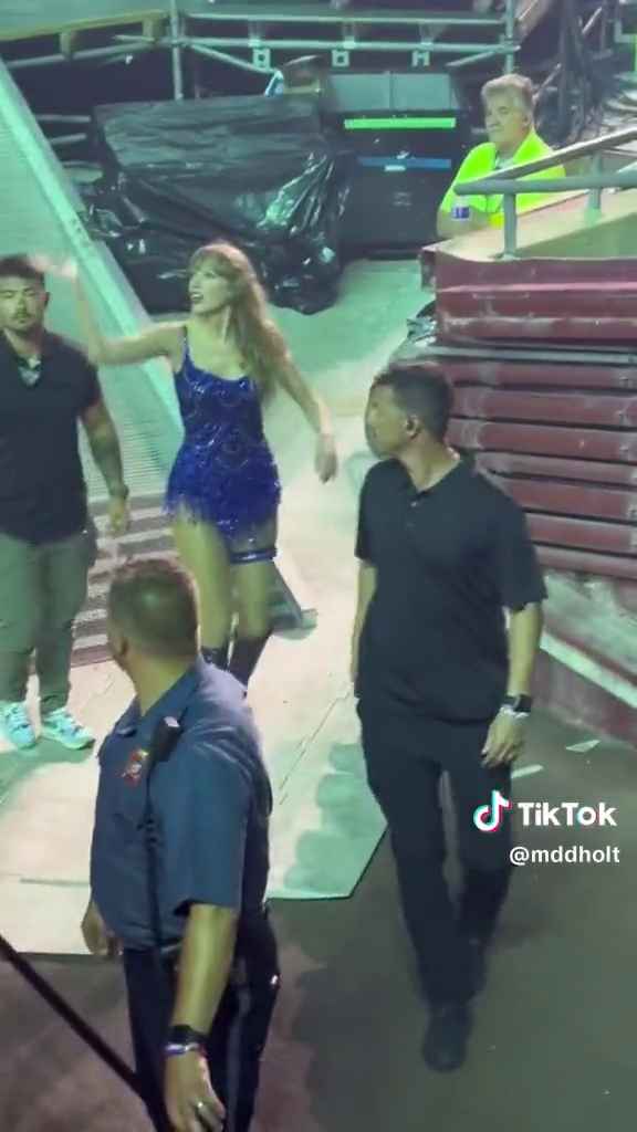 Taylor Swift'in koruması ünlü şarkıcıya tepki gösterdi! İsrail'e gidip savaşa katıldı! 4