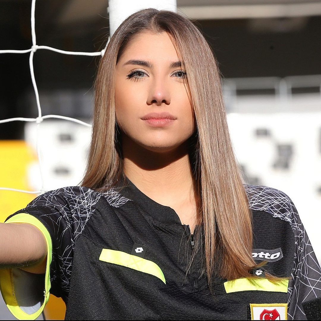 Kadın hakemi gören tribünlerden "Hakeme Kalkan Eller Kırılsın" tezahüratı yükseldi! Hakem Elif Karaarslan da gülümseyerek cevap verdi 16