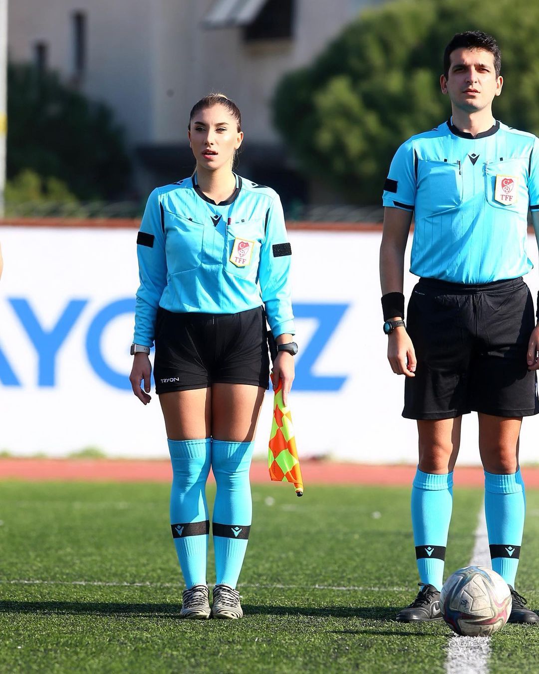 Kadın hakemi gören tribünlerden "Hakeme Kalkan Eller Kırılsın" tezahüratı yükseldi! Hakem Elif Karaarslan da gülümseyerek cevap verdi 15