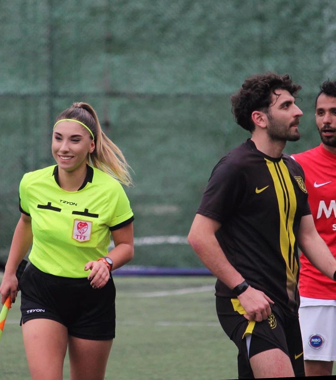 Kadın hakemi gören tribünlerden "Hakeme Kalkan Eller Kırılsın" tezahüratı yükseldi! Hakem Elif Karaarslan da gülümseyerek cevap verdi 12