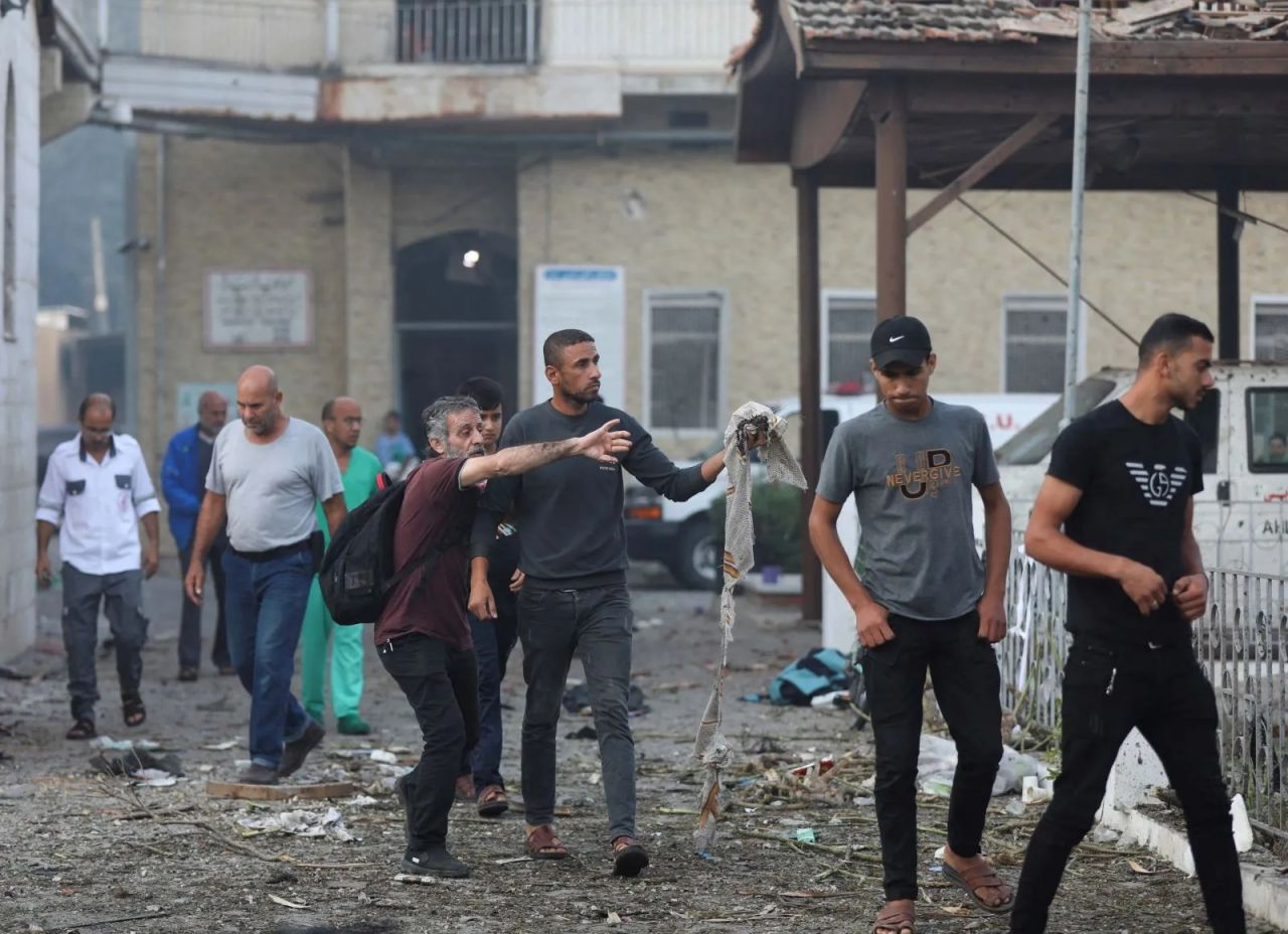 Ajanslar, İsrail katliamını bu fotoğraflarla dünyaya duyurdu! İşte hastane saldırısından çarpıcı fotoğraflar... 12