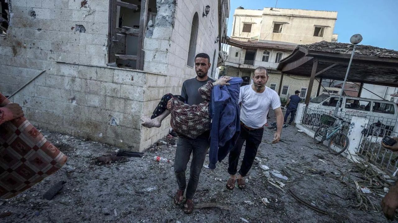 Ajanslar, İsrail katliamını bu fotoğraflarla dünyaya duyurdu! İşte hastane saldırısından çarpıcı fotoğraflar... 3
