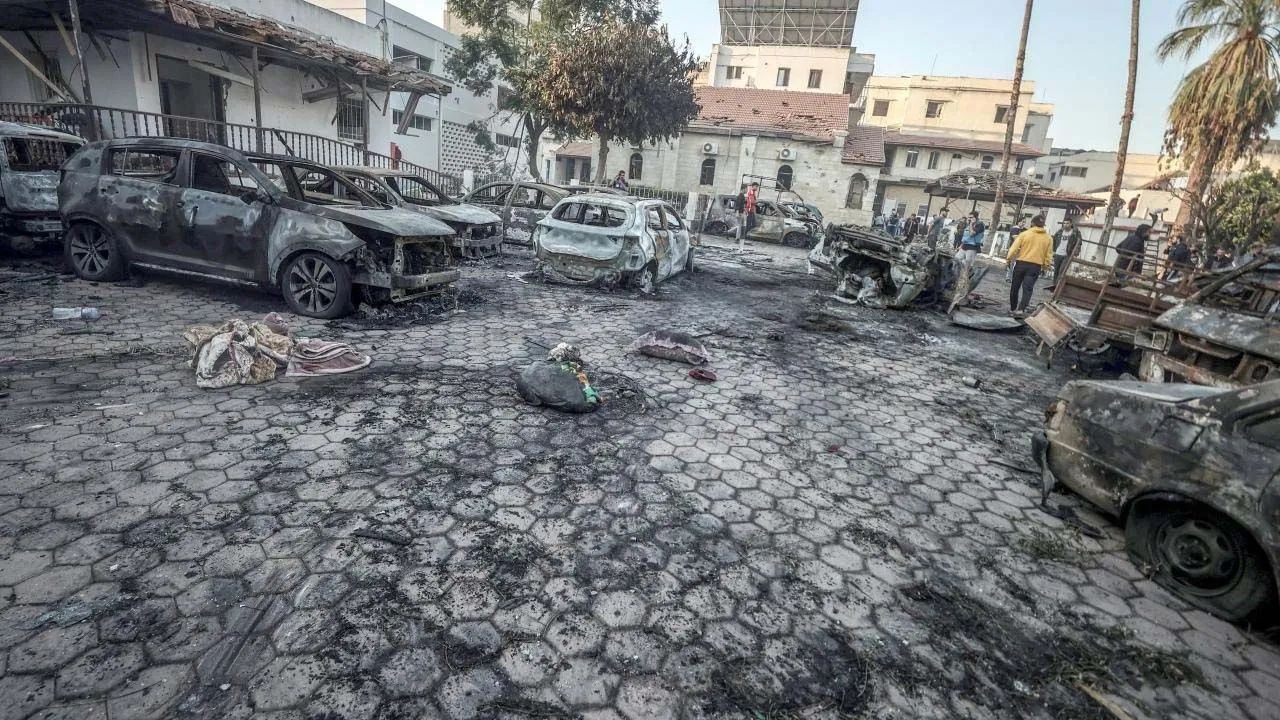 Ajanslar, İsrail katliamını bu fotoğraflarla dünyaya duyurdu! İşte hastane saldırısından çarpıcı fotoğraflar... 8