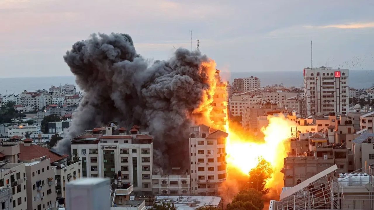 İsrail'den skandal bir bombardıman daha: 8 bin Filistinlinin bulunduğu hastaneyi ablukaya aldılar! 1