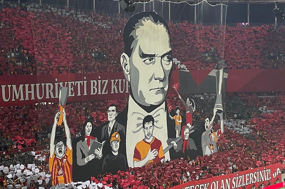 Galatasaray taraftarından Beşiktaş derbisine özel koreografi! 1