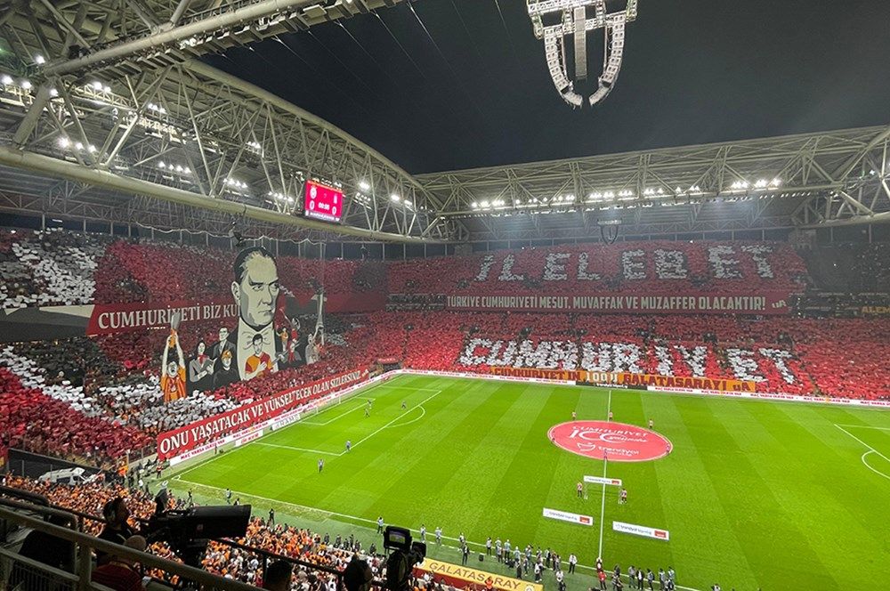 Galatasaray taraftarından Beşiktaş derbisine özel koreografi! 2