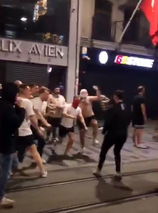 Bayern Münih taraftarı Taksim'i birbirine kattı: Galatasaray taraftarlarına saldırdı! Masalar ve sandalyeler havada uçuştu 1