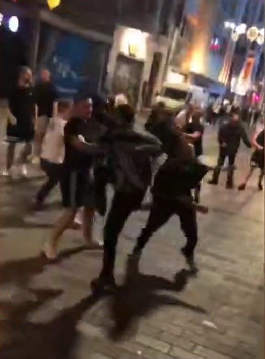 Bayern Münih taraftarı Taksim'i birbirine kattı: Galatasaray taraftarlarına saldırdı! Masalar ve sandalyeler havada uçuştu 2