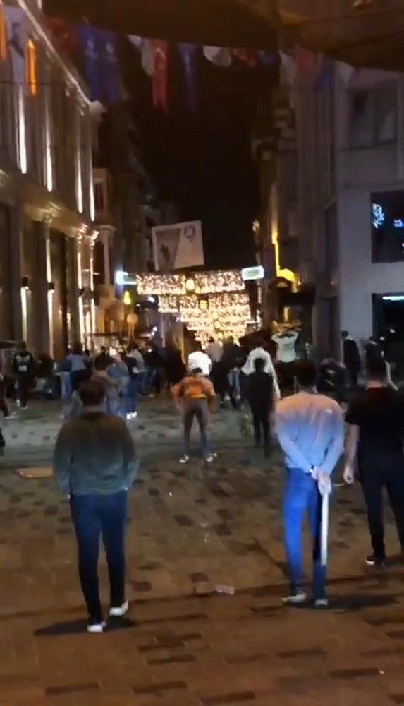 Bayern Münih taraftarı Taksim'i birbirine kattı: Galatasaray taraftarlarına saldırdı! Masalar ve sandalyeler havada uçuştu 3