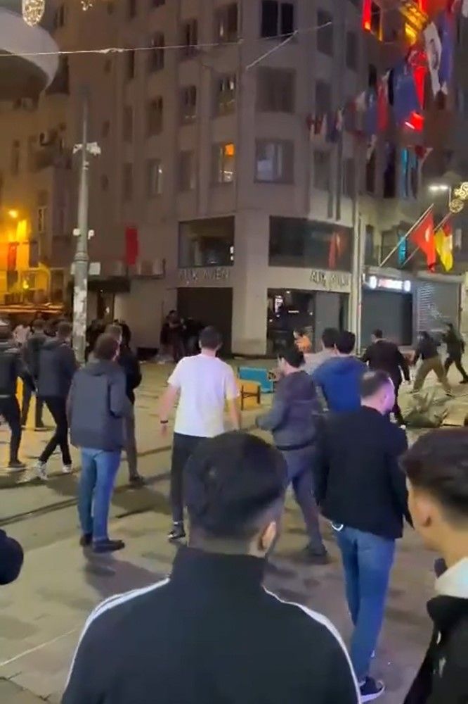 Bayern Münih taraftarı Taksim'i birbirine kattı: Galatasaray taraftarlarına saldırdı! Masalar ve sandalyeler havada uçuştu 4