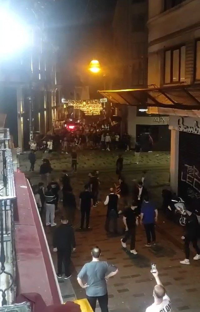 Bayern Münih taraftarı Taksim'i birbirine kattı: Galatasaray taraftarlarına saldırdı! Masalar ve sandalyeler havada uçuştu 5