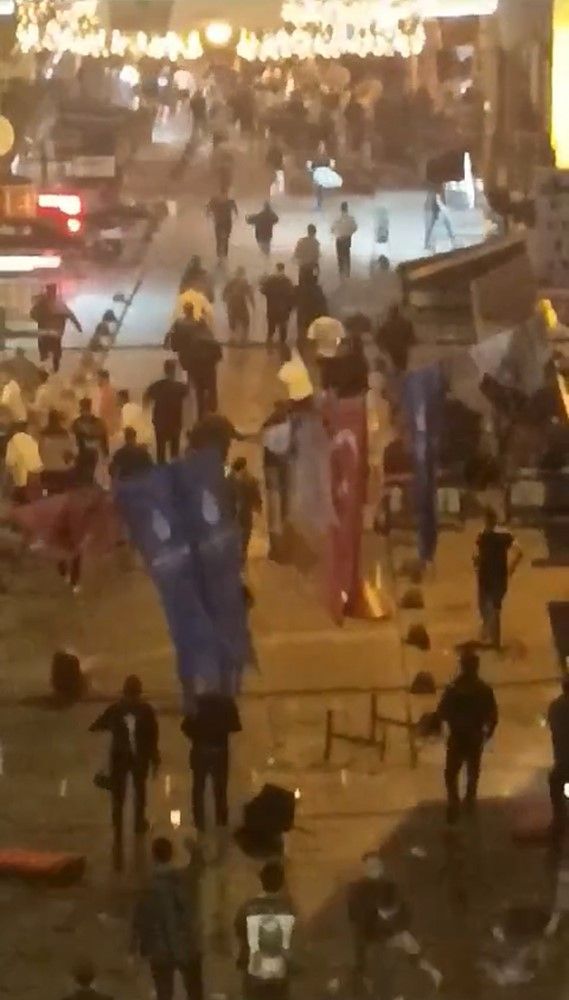 Bayern Münih taraftarı Taksim'i birbirine kattı: Galatasaray taraftarlarına saldırdı! Masalar ve sandalyeler havada uçuştu 6
