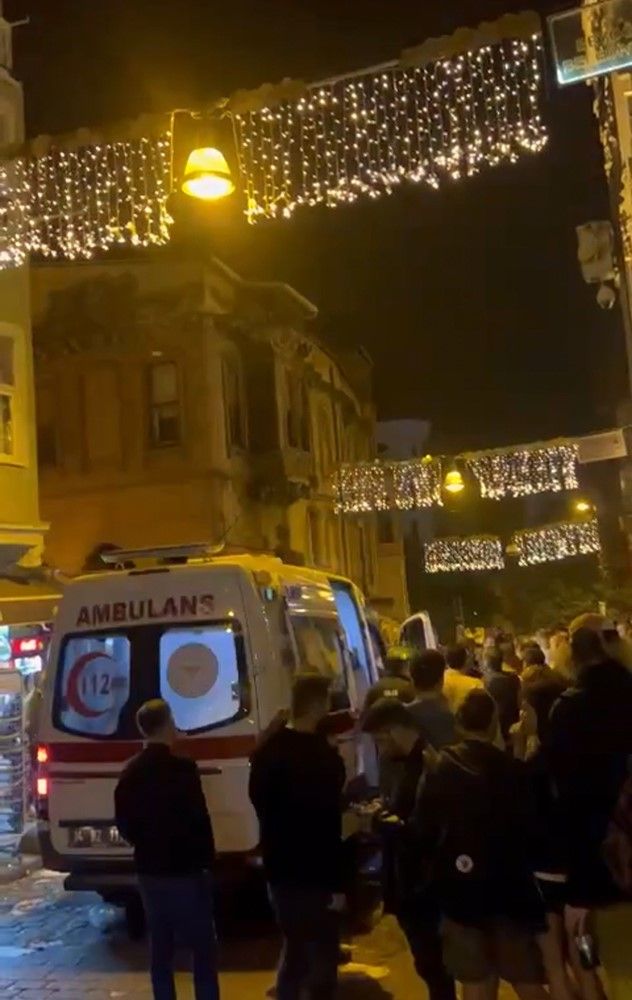 Bayern Münih taraftarı Taksim'i birbirine kattı: Galatasaray taraftarlarına saldırdı! Masalar ve sandalyeler havada uçuştu 7