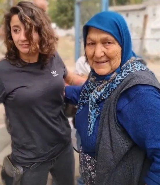 Metin Akpınar'ın kızı Duygu Nebioğlu, ''Bir annem daha oldu'' diyerek paylaştı! Bakıcısı Adile Şener ile buluştu 4