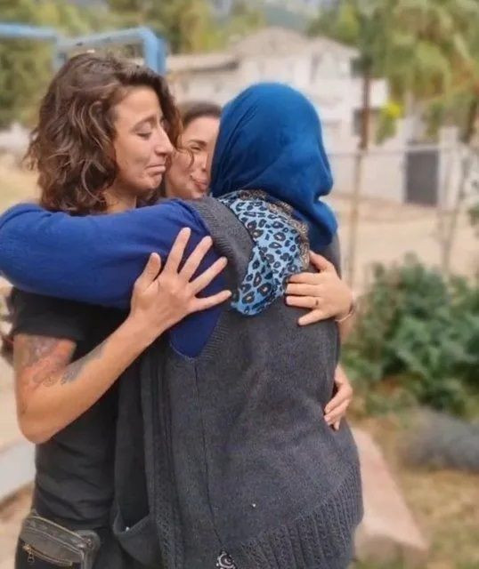 Metin Akpınar'ın kızı Duygu Nebioğlu, ''Bir annem daha oldu'' diyerek paylaştı! Bakıcısı Adile Şener ile buluştu 5