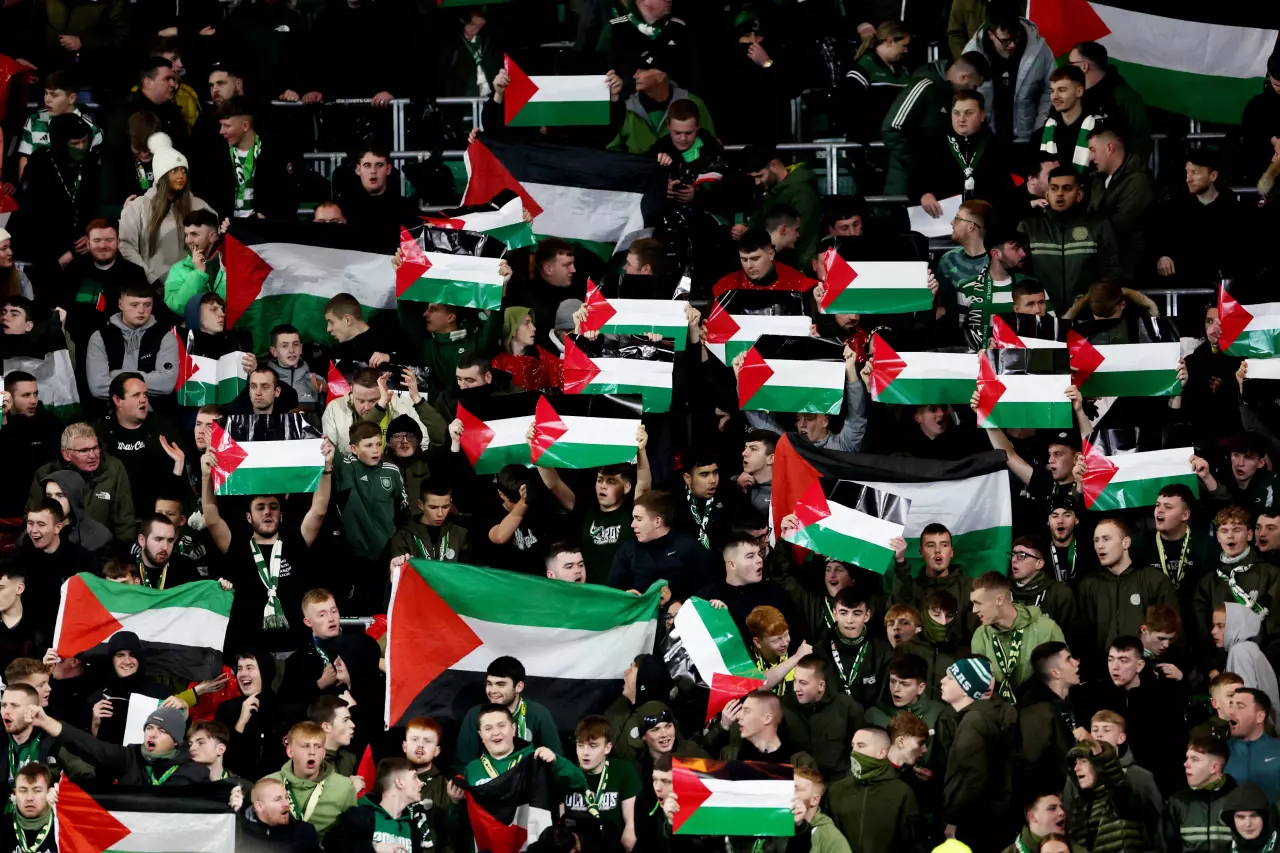 Celtic taraftarı uyarıları dinlemedi! Dev maçta "Filistin" manifestosu 1