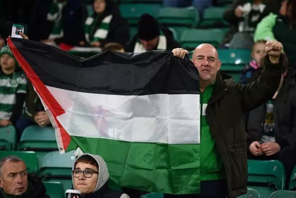 Celtic taraftarı uyarıları dinlemedi! Dev maçta "Filistin" manifestosu 3