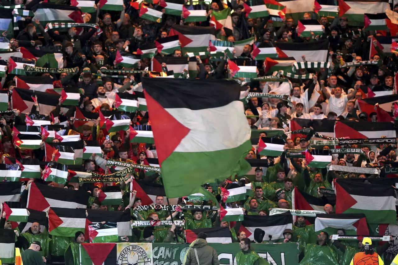 Celtic taraftarı uyarıları dinlemedi! Dev maçta "Filistin" manifestosu 4