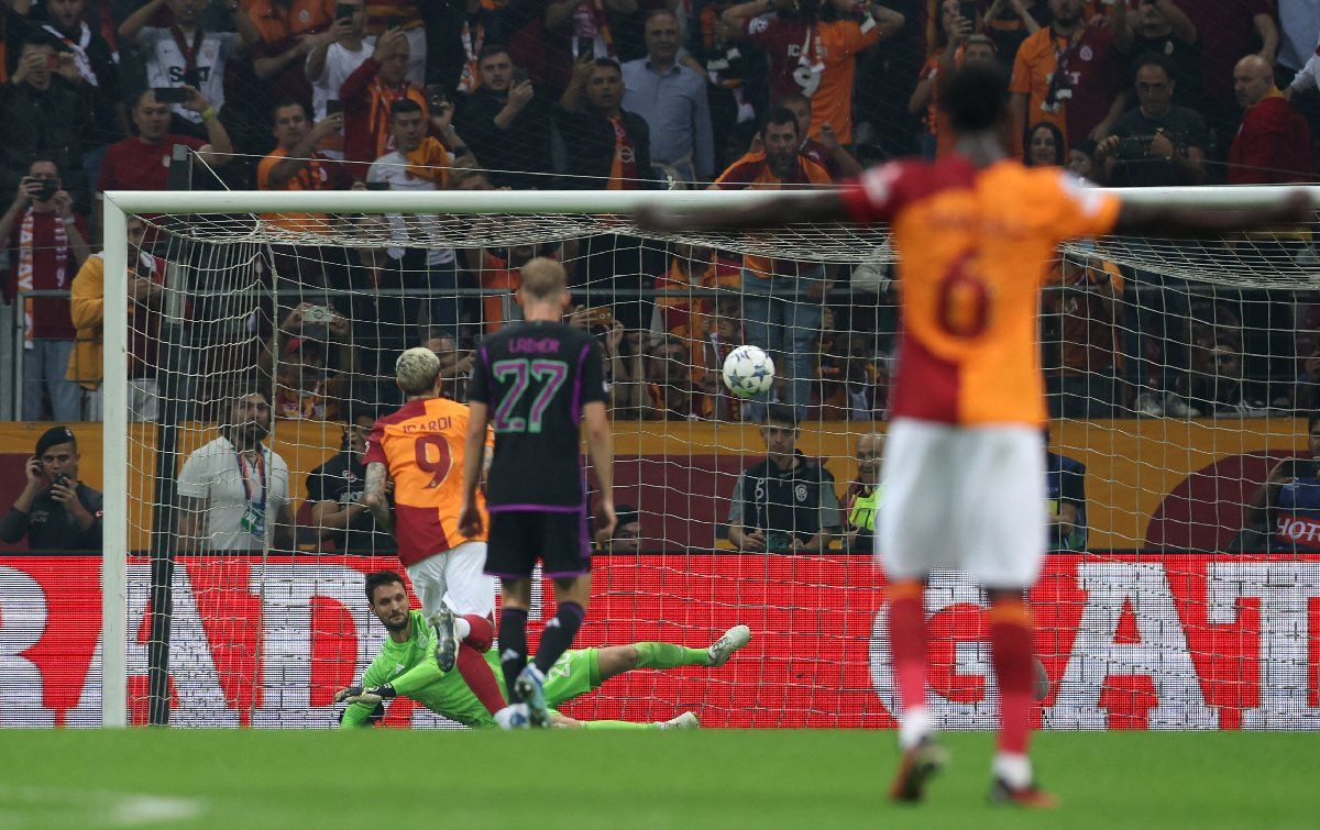 Böylesine daha önce kimse şahit olmamıştır! Maç sonu Okan Buruk'u öyle biri tebrik etti ki... 8