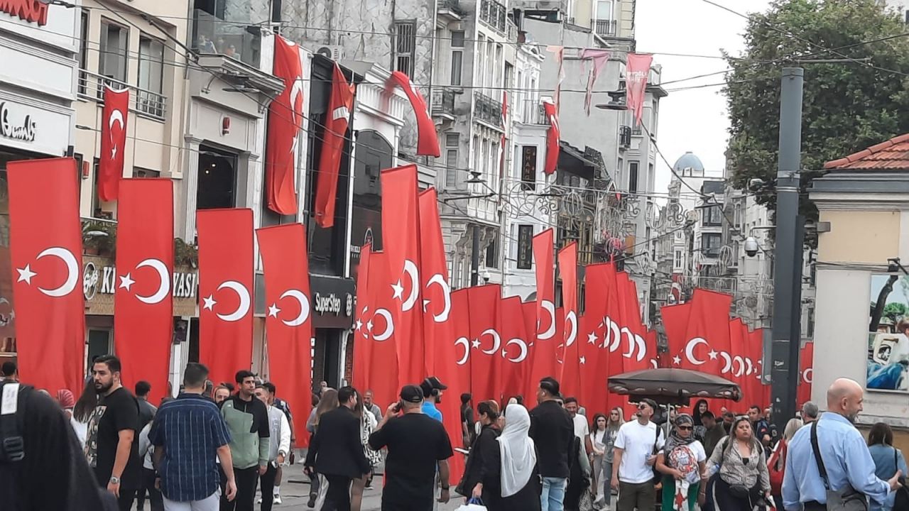 100'üncü yıl heyecanı... İstiklal Caddesi Türk Bayraklarıyla donatıldı 3