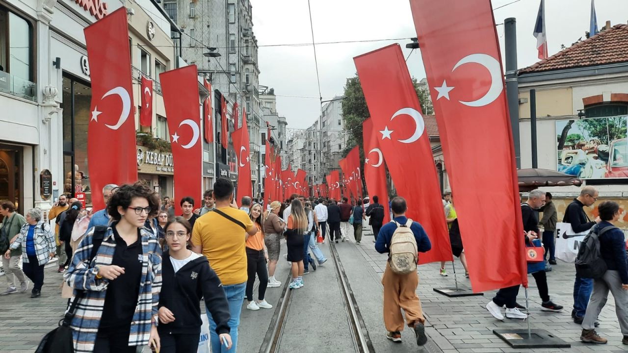 100'üncü yıl heyecanı... İstiklal Caddesi Türk Bayraklarıyla donatıldı 2