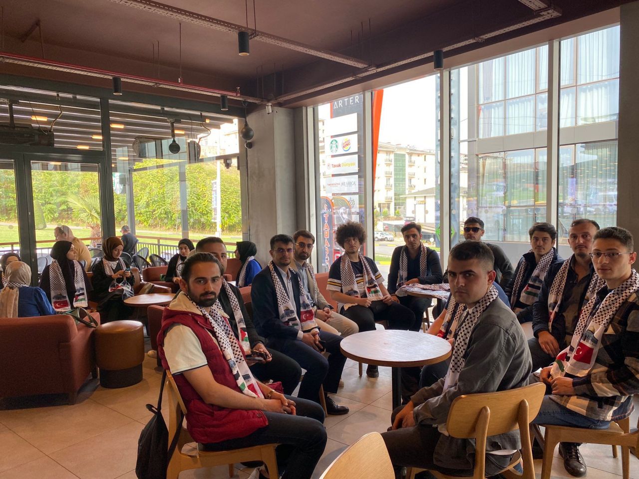 AK Parti Gençlik Kollarından İsrail destekçisi Starbucks'ta büyük eylem: “Say Stop” 1