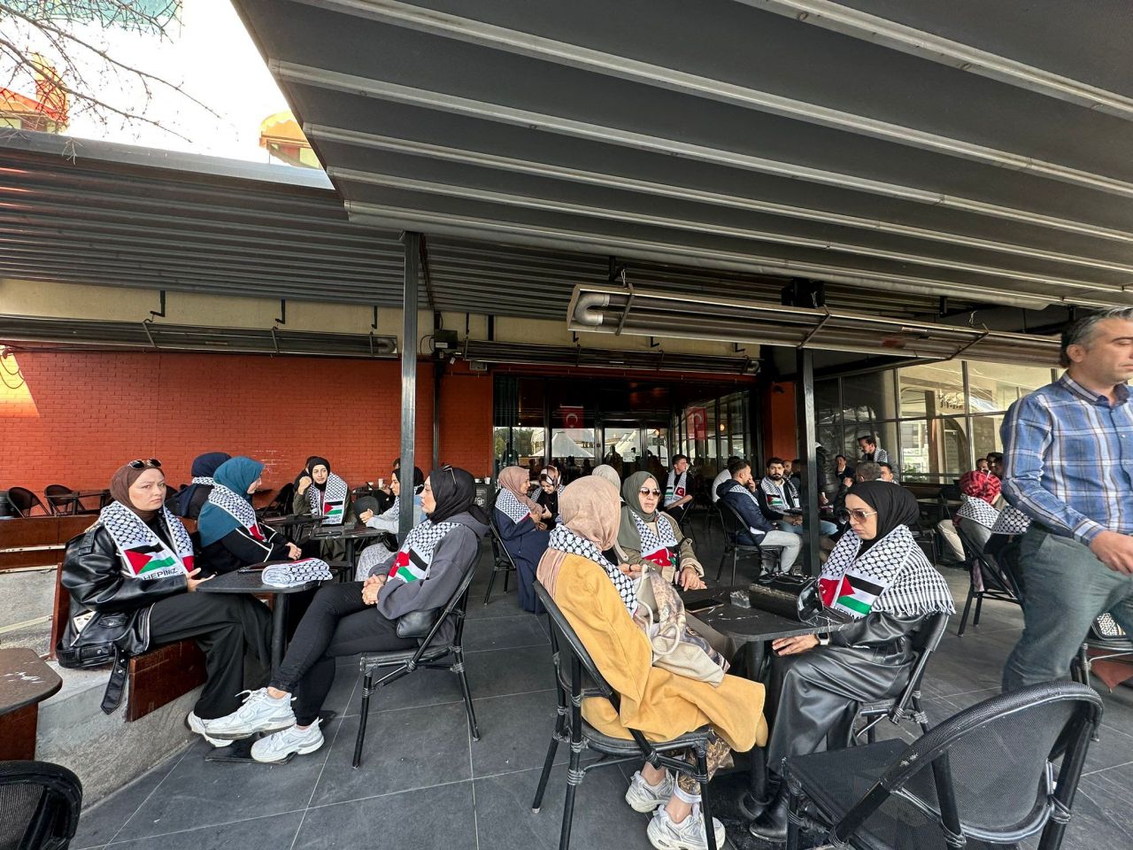 AK Parti Gençlik Kollarından İsrail destekçisi Starbucks'ta büyük eylem: “Say Stop” 4