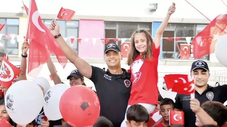 Yer gök kırmızı-beyaz: Cumhuriyetimizin 100. yılı büyük bir gurur ve coşkuyla kutlanıyor! 2