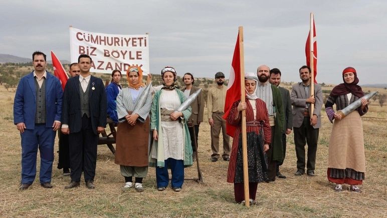 Simgeleşmiş 'Cumhuriyeti biz böyle kazandık' fotoğrafının gerçek hikayesi! "O siyah ceketli adam..." 4