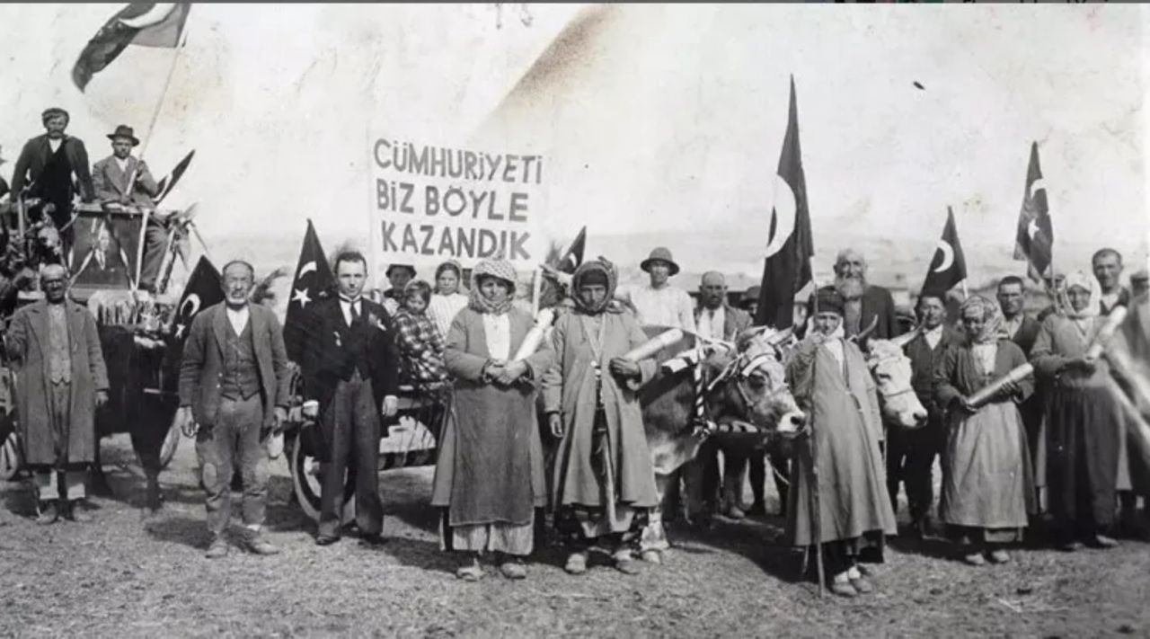 Simgeleşmiş 'Cumhuriyeti biz böyle kazandık' fotoğrafının gerçek hikayesi! "O siyah ceketli adam..." 3