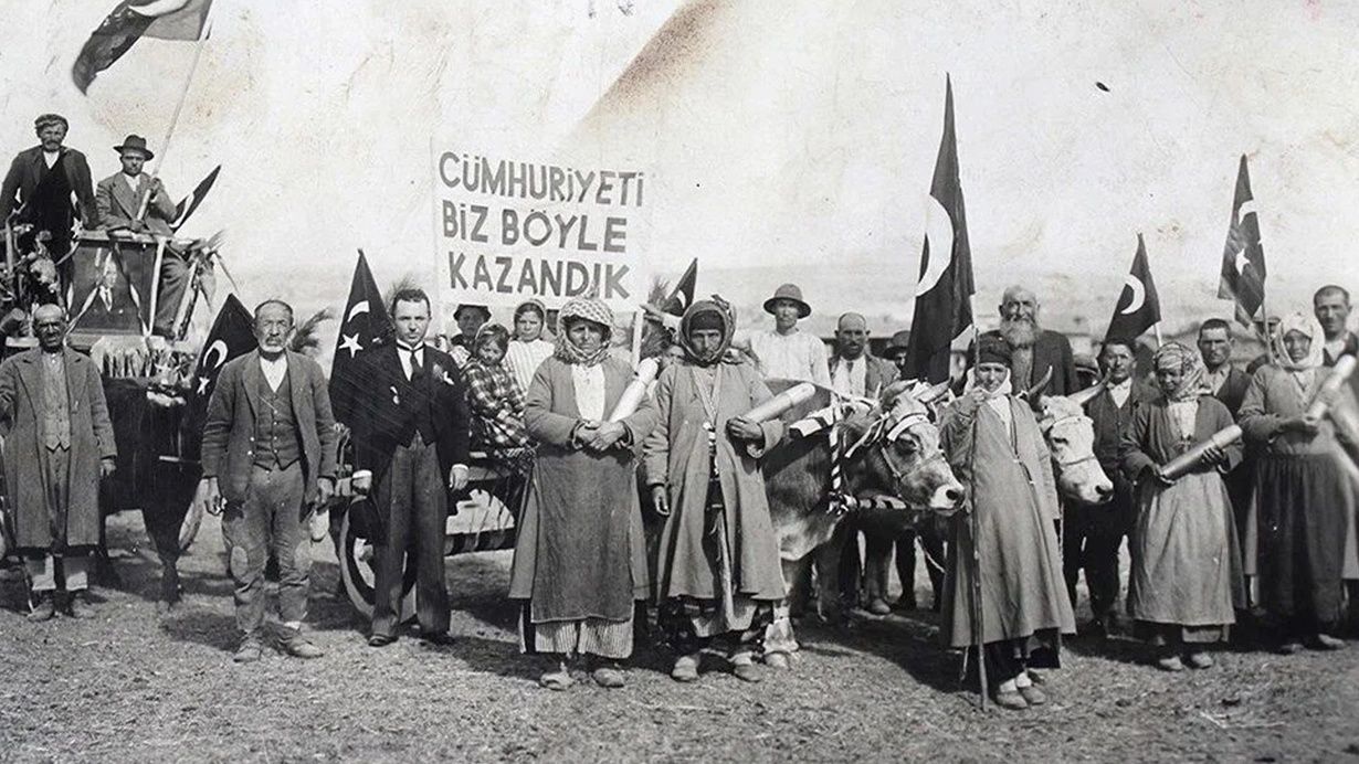 Simgeleşmiş 'Cumhuriyeti biz böyle kazandık' fotoğrafının gerçek hikayesi! "O siyah ceketli adam..." 1