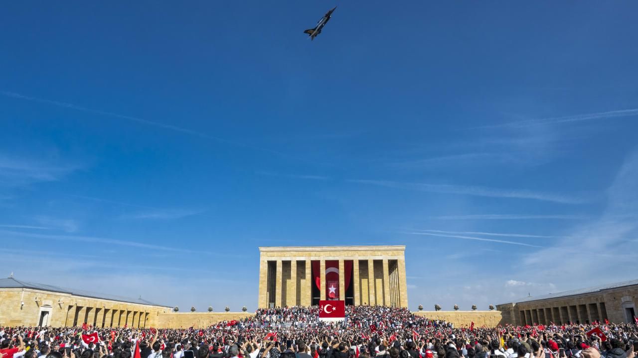 SOLOTÜRK'ten Anıtkabir semalarında gösteri uçusu 4